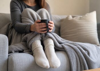 Frio nas mãos e nos pés junto com cansaço constante pode indicar a necessidade de investigar a tireoide.