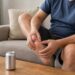 Dor articular frequente pode ter relação com ácido úrico alto e consumo excessivo de bebidas adoçadas.