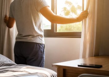 A luz natural pela manhã ajuda o corpo a ajustar o ritmo de alerta e descanso.