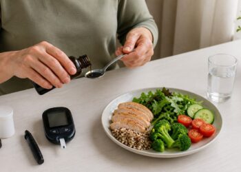 O óleo de semente preta é estudado como apoio ao controle metabólico e à saúde do pâncreas.