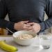 O inchaço abdominal constante pode estar ligado ao equilíbrio das fibras e do microbioma intestinal.