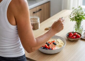 A linhaça triturada pode entrar na rotina como apoio natural ao equilíbrio hormonal após os 50 anos.
