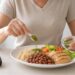 O pó de moringa é estudado como apoio alimentar para reduzir picos de glicose após as refeições.