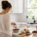 Alimentos ricos em fibras e polifenóis ajudam a criar um ambiente favorável para a microbiota intestinal.