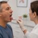 Alterações persistentes na língua podem ser um sinal precoce de deficiência de vitamina B12.