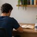O magnésio treonato é estudado por seu possível apoio à comunicação neuronal e à memória.