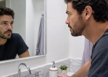 Anel claro nos olhos pode ser um sinal que merece avaliação quando surge antes da idade avançada.