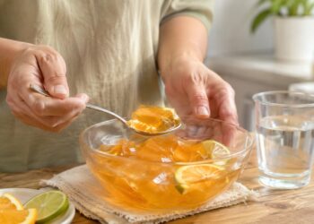 Glicina e vitamina C fazem parte de uma rotina alimentar que apoia a formação natural de colágeno.