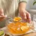 Glicina e vitamina C fazem parte de uma rotina alimentar que apoia a formação natural de colágeno.