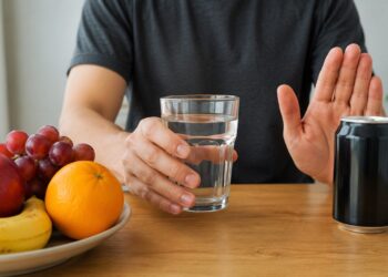 Reduzir bebidas açucaradas ajuda a diminuir a carga de frutose líquida e o impacto metabólico diário.