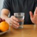 Reduzir bebidas açucaradas ajuda a diminuir a carga de frutose líquida e o impacto metabólico diário.