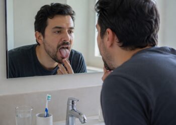 Alterações persistentes na língua podem indicar que hábitos de higiene, hidratação e alimentação precisam ser revistos.