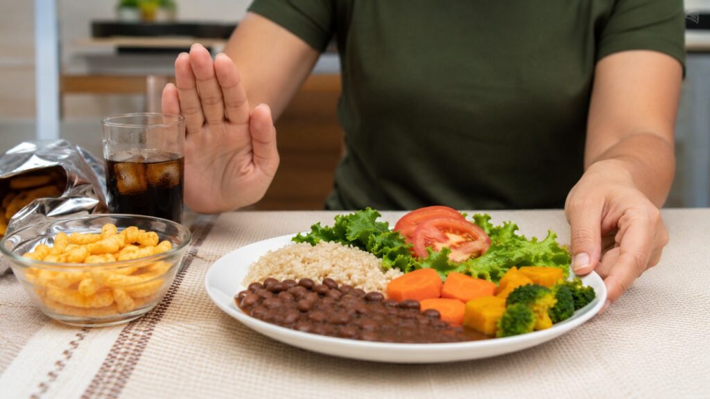 Reduzir ultraprocessados ajuda a aliviar a carga metabólica e favorece escolhas melhores para o fígado.