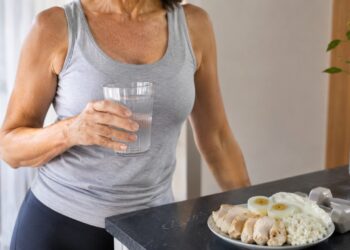 Creatina pode apoiar energia cerebral e força muscular quando combinada a bons hábitos na pós-menopausa.