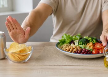 Trocar ultraprocessados por comida natural ajuda a reduzir estímulos diários ligados à inflamação silenciosa.