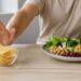Trocar ultraprocessados por comida natural ajuda a reduzir estímulos diários ligados à inflamação silenciosa.
