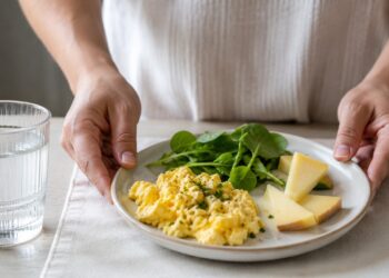 Vitamina K2 participa do equilíbrio do cálcio entre ossos e vasos dentro de uma rotina alimentar adequada.
