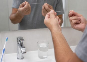Cuidar das gengivas pode reduzir inflamações persistentes associadas à saúde geral e cerebral.