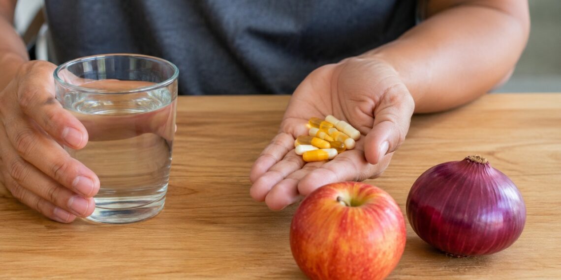 Quercetina e vitamina C podem apoiar a imunidade, mas a dose deve considerar saúde, medicamentos e alergias.