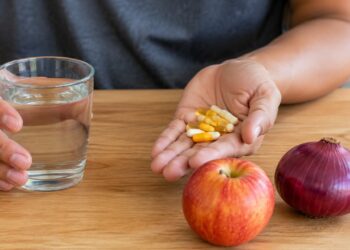 Quercetina e vitamina C podem apoiar a imunidade, mas a dose deve considerar saúde, medicamentos e alergias.