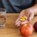 Quercetina e vitamina C podem apoiar a imunidade, mas a dose deve considerar saúde, medicamentos e alergias.