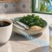 A falta de cálcio no corpo não se deve apenas ao baixo consumo de laticínios, mas sim ao excesso de cafeína que aumenta sua excreção urinária