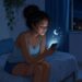 A insônia frequente não se deve apenas ao estresse, mas sim à queda de melatonina causada pela exposição à luz azul à noite