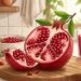 A casca de fruta rica em urolitina A que recupera a saúde das mitocôndrias para aliviar a fraqueza muscular após os 50 anos